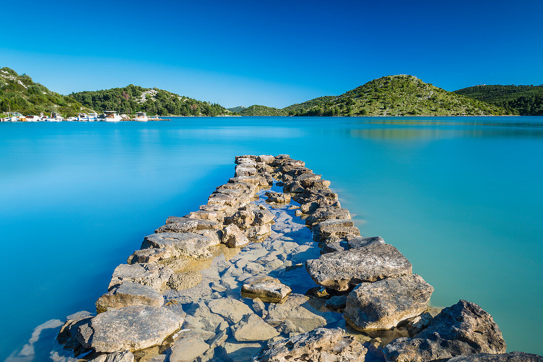 Steinsteg auf Dugi Otok, Kroatien