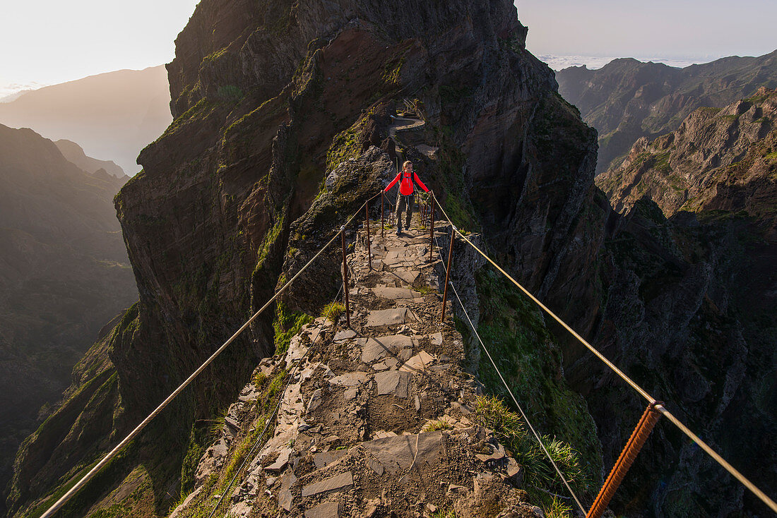 Wanderer am Pfad von Pico do Arieiro, Madeira, Portugal