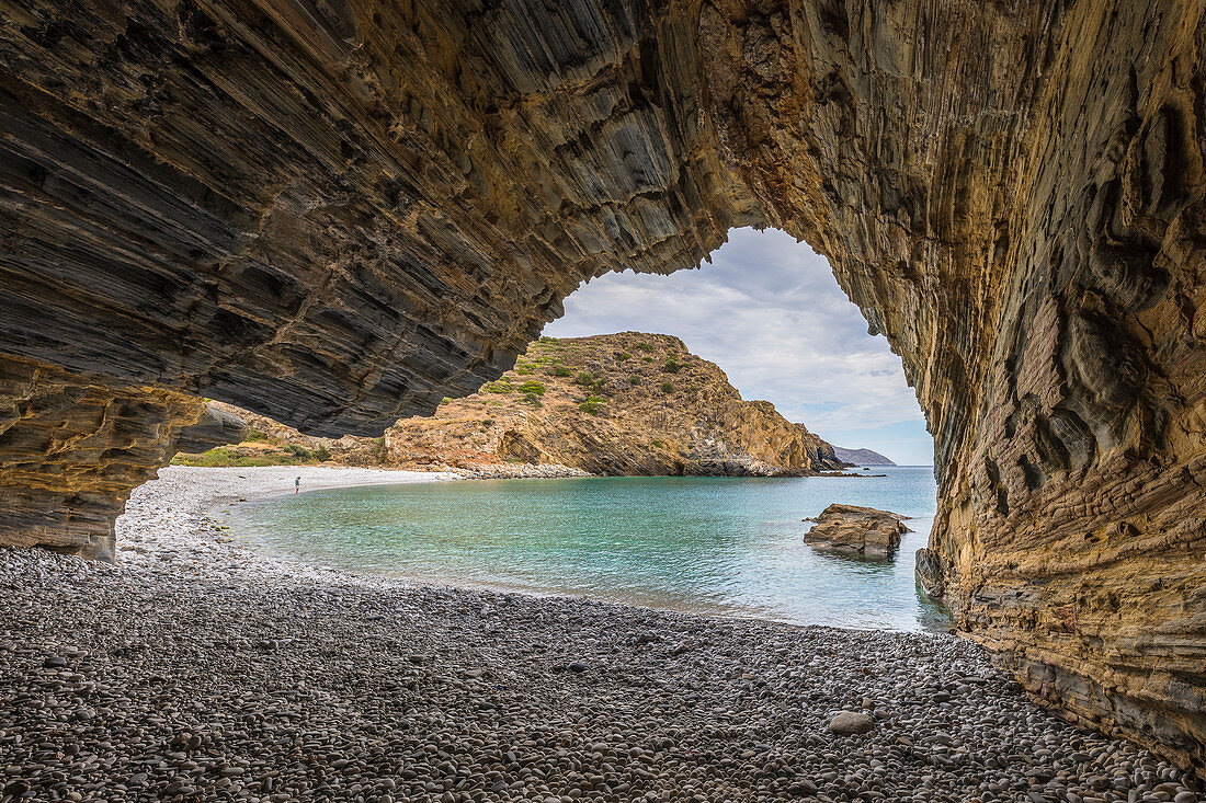 Höhle am Strand an der Westseite der Halbinsel Mani, Peloponnes, Griechenland