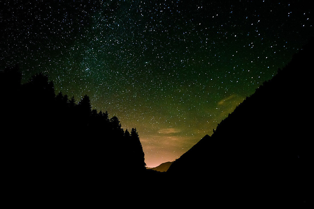 Berg und Waldsilhouetten vor dem Sternenhimmel, Obersee, Schweiz