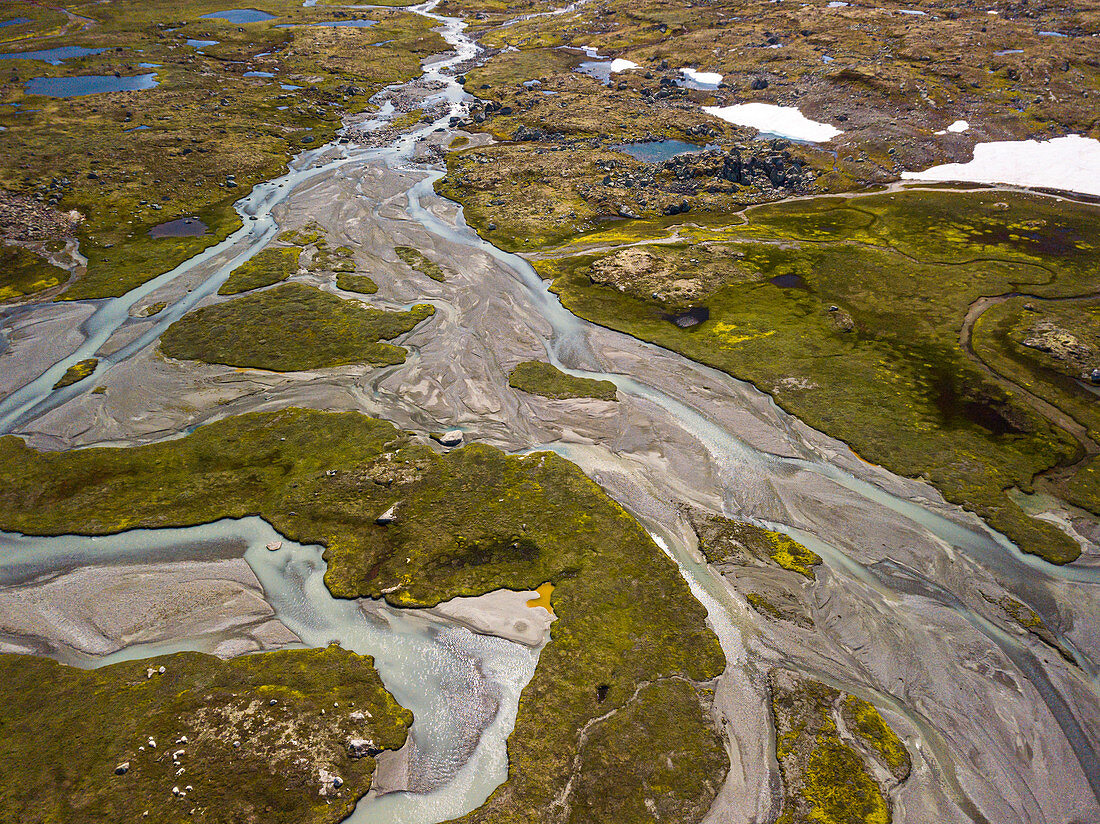 Gletscherwasser sucht sich seinen Weg durch die Berge, Landschaft in Finse, Norwegen