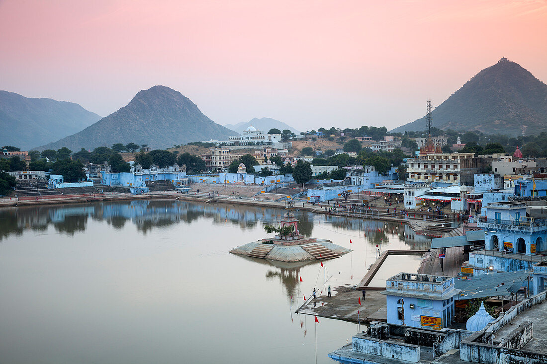 Pushkar Lake and bathing ghats, Pushkar, Rajasthan, India, Asia