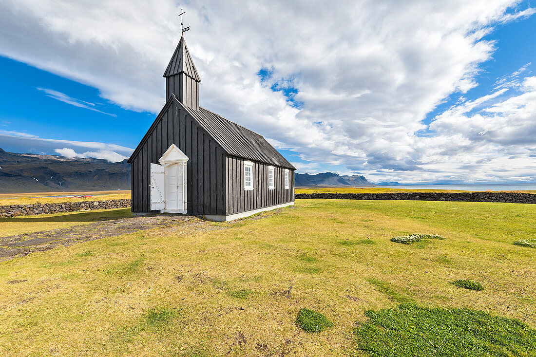 Budir Church, der kleine schwarze Weiler in Budarhraun Lavafelder (Snaefellsnes Penisula, Western Region, Island, Europa)