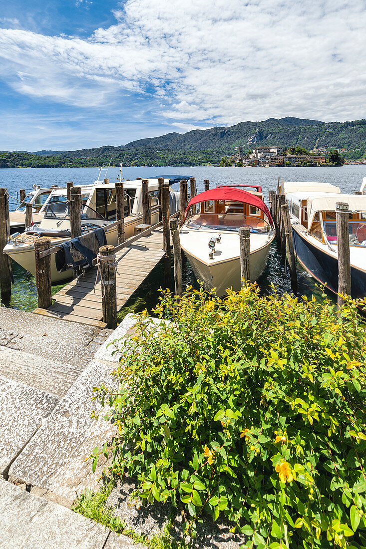 Boote im kleinen Hafen am Motta-Platz des Dorfes Orta San Giulio (Orta San Giulio, Ortasee, Provinz Novara, Piemont, Italien, Europa)