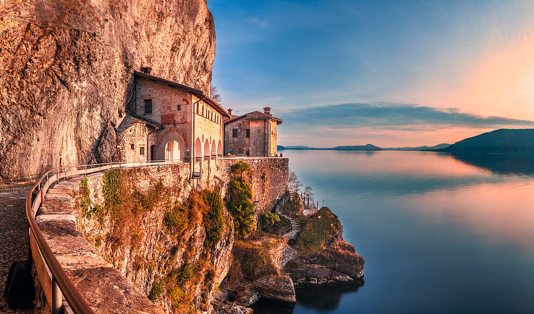 Eremitage von Santa Caterina del Sasso, Lago Maggiore, Lombardei, Italien