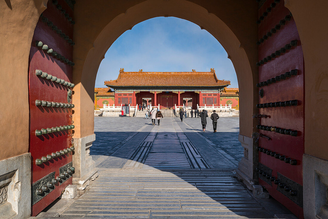 Tor der 'ruhigen Langlebigkeit' gesehen durch das Tor der kaiserlichen Vorherrschaft. Verbotene Stadt, Peking, Volksrepublik China