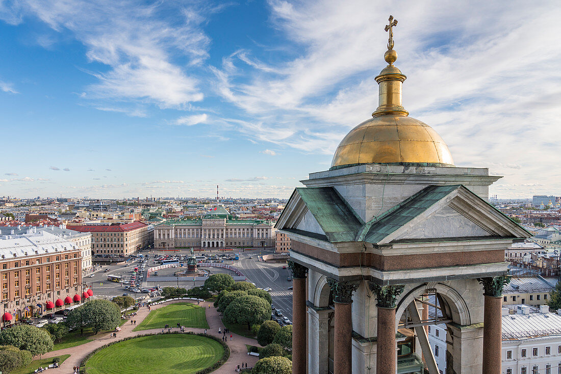 Kleine Kuppel der Isaakskathedrale mit dem Platz und dem Mariinski-Palast im Hintergrund. Sankt Petersburg, Russland
