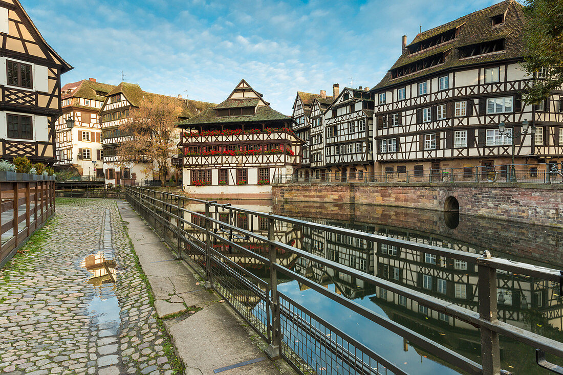 Das Maison des Tanneurs auf Benjamin Dix-Quadrat, reflektiert im Wasser des Flusses Ill, Petit France, Straßburg-Bezirk, Elsass, Grand Est-Region, Bas-Rhin, Frankreich