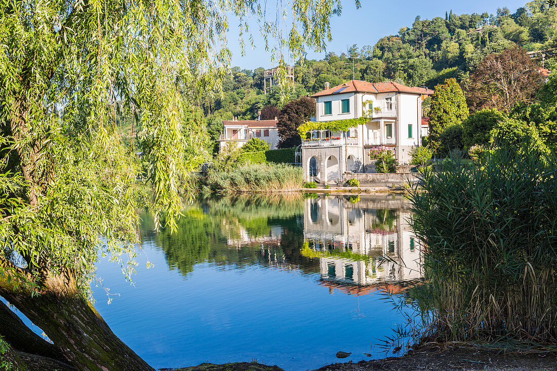 Haus reflektierte sich im Pusiano See, Como-Provinz, Lombardei, Italien