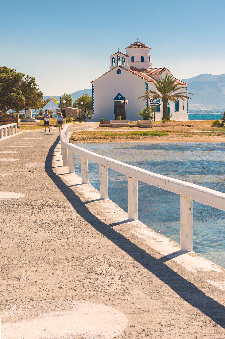 Brücke, die die Elafonissos-Insel mit der orthodoxen Kirche von St. Spyridon verbindet, Elafonissos, Laconia-Region, Peloponnes, Griechenland, Europa