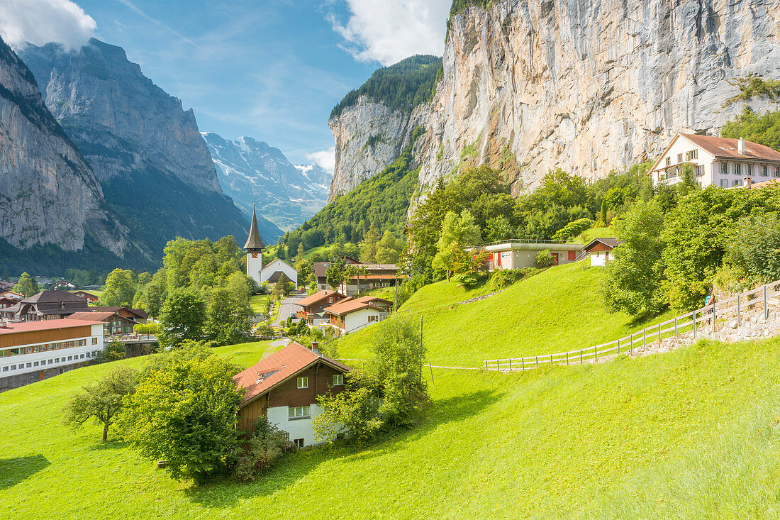 Dorf Lauterbrunnen mit Staubbachfall im Hintergrund, Verwaltungsbezirk Interlaken-Oberhasli, Kanton Bern, Berner Oberland, Schweiz