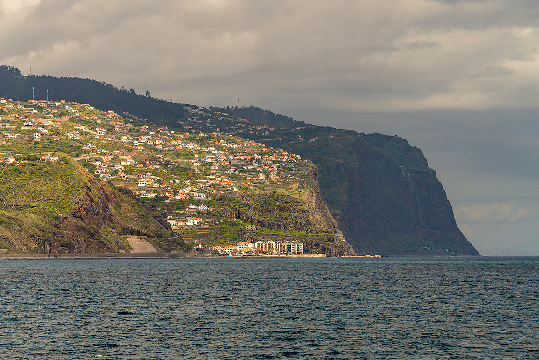 Die Stadt Ribeira Brava von Ponta do Sol aus gesehen. Madeira Region, Portugal