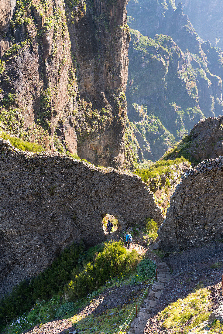 Zwei Personen auf dem Weg von Pico Ruivo nach Pico do Areeiro. Region Funchal, Madeira, Portugal