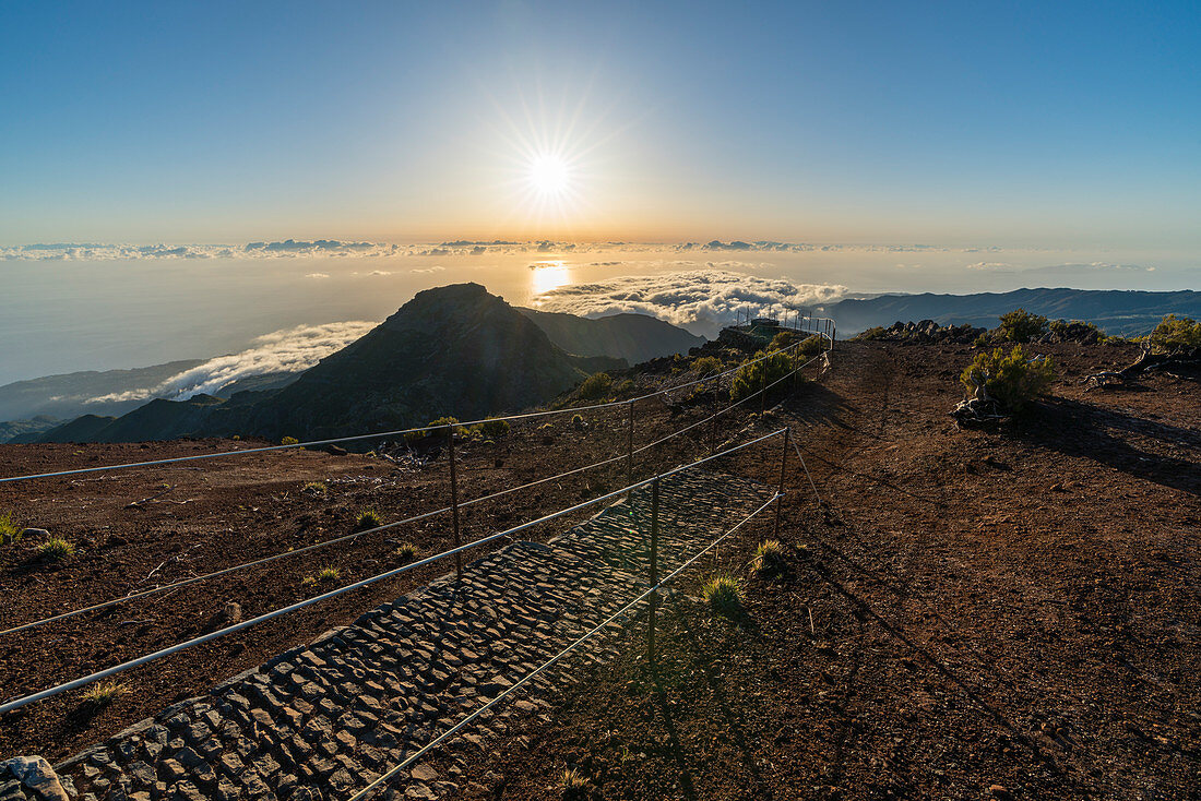 Der Weg zum Gipfel des Pico Ruivo am Morgen. Achada do Teixeira, Santana-Stadtbezirk, Madeira-Region, Portugal