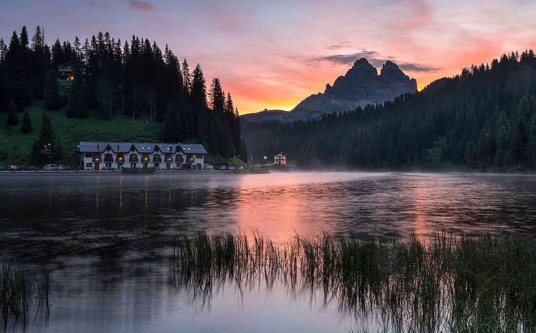 Misurina See bei Sonnenaufgang, Misurina, Auronzo di Cadore, Belluno, Venetien, Italien