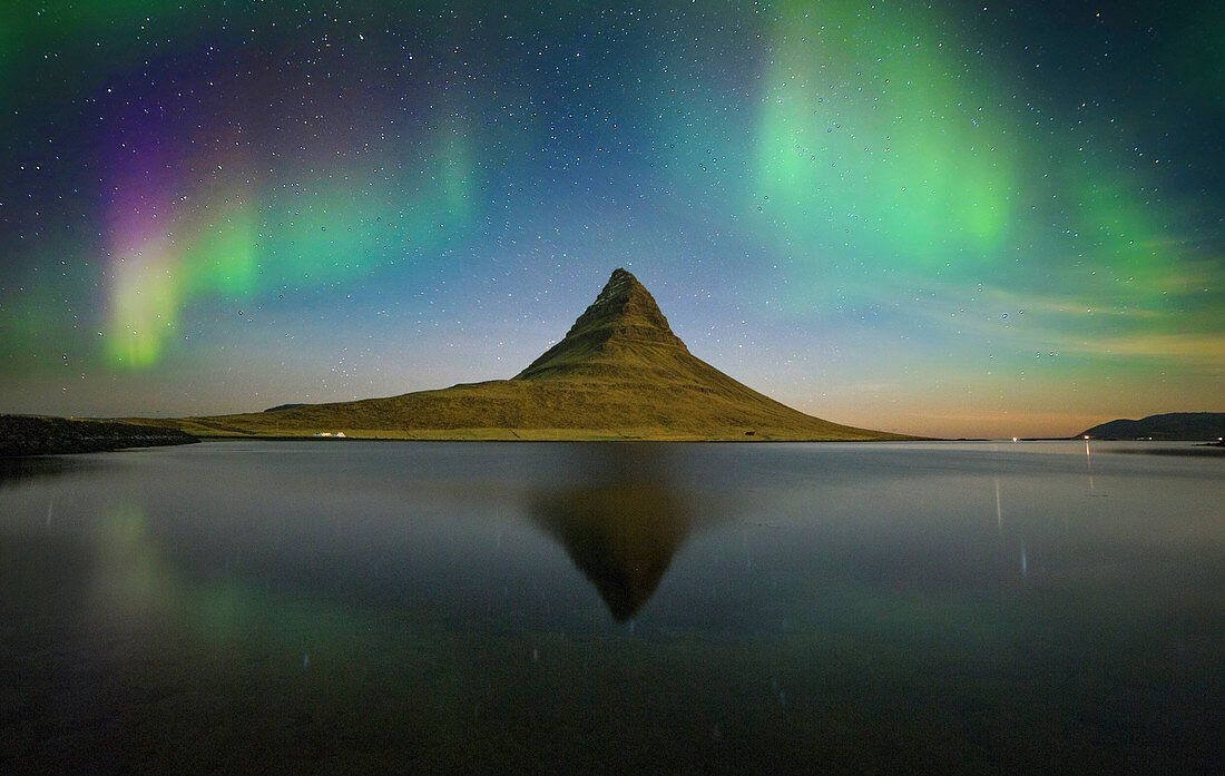 Aurora Borealis in Kirkjufell-Berg, Grundarfjordur-Dorf, Island