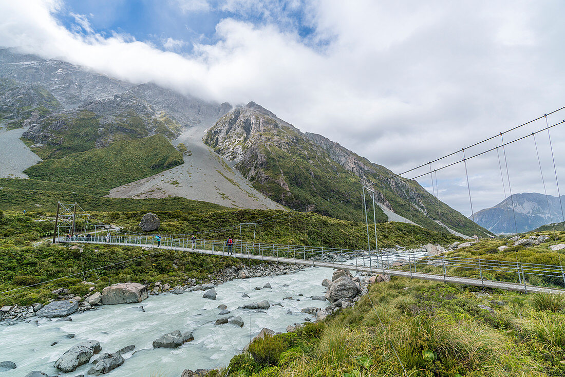 Promenade über Hooker River. Hooker Valley, Mount Cook-Nationalpark, Mackenzie-Bezirk, Canterbury-Region, Südinsel, Neuseeland