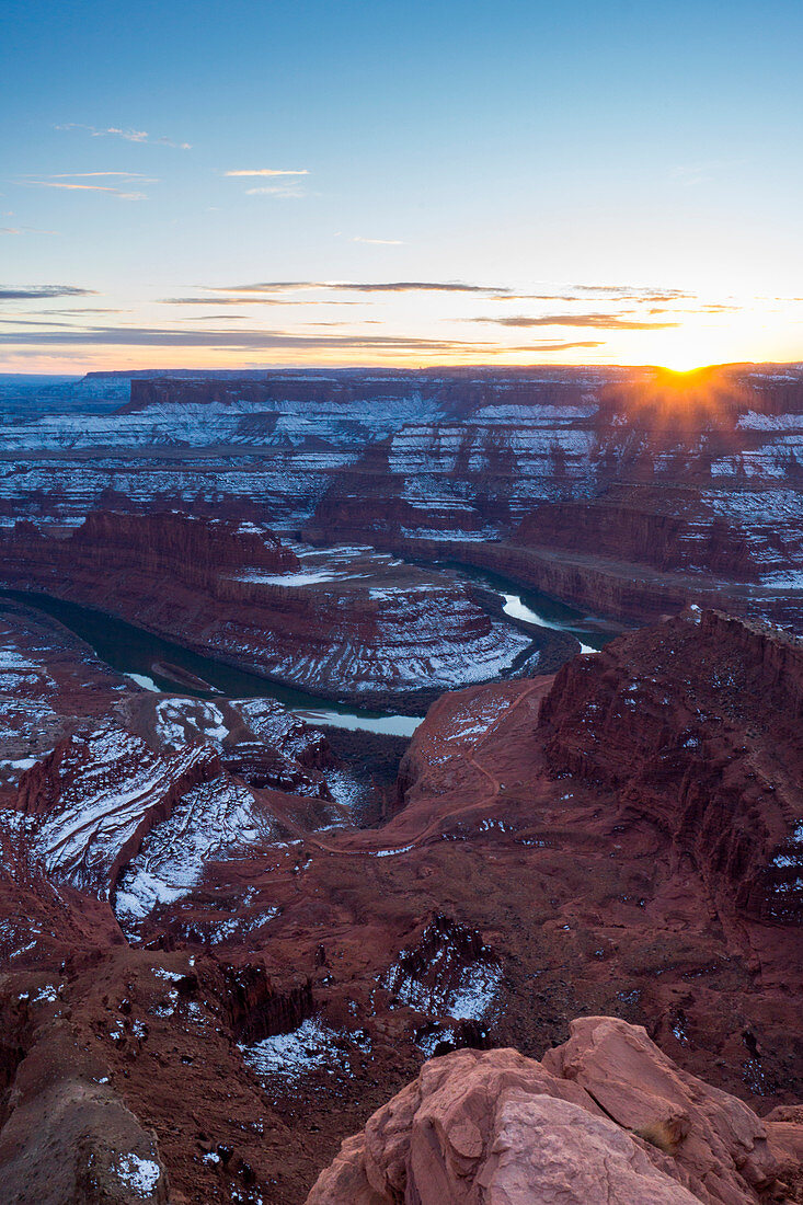 Sonnenuntergang am Dead Horse Point State Park in der Wintersaison, Moab, Utah, USA