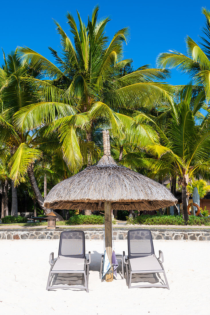 Der Strand des Beachcomber Paradis Hotel bei Sonnenuntergang, Halbinsel Le Morne Brabant, Schwarzer Fluss (Riviere Noire), Mauritius