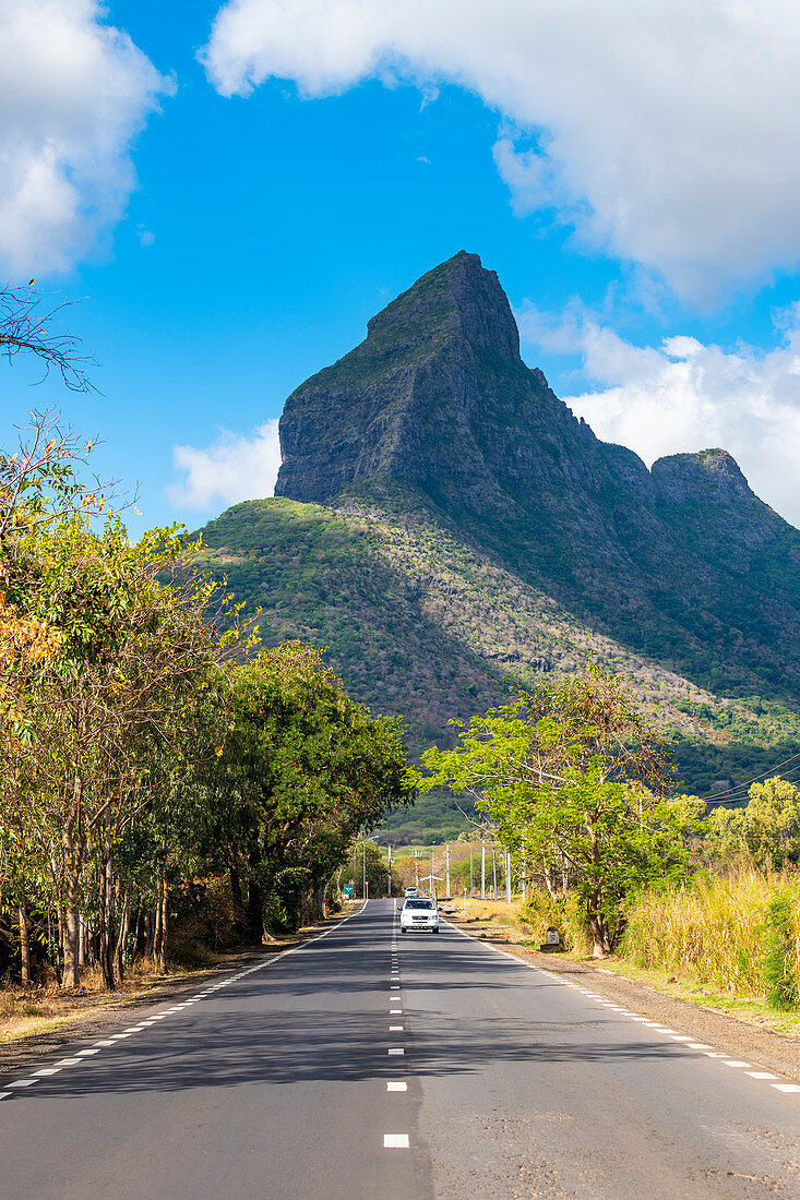 Straße mit Rempart Berg im Hintergrund. Tamarin, Schwarzer Fluss (Riviere Noir), Mauritius, Afrika