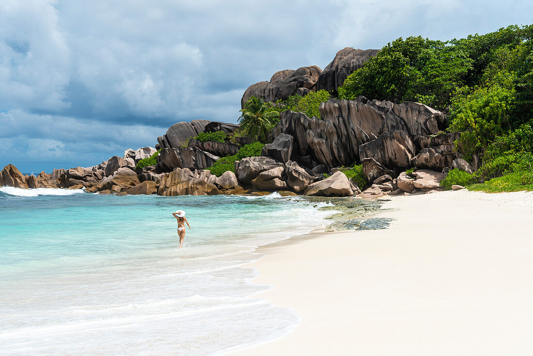 Junge Frau an der Grand Ans, La Digue Insel, Seychellen, Afrika