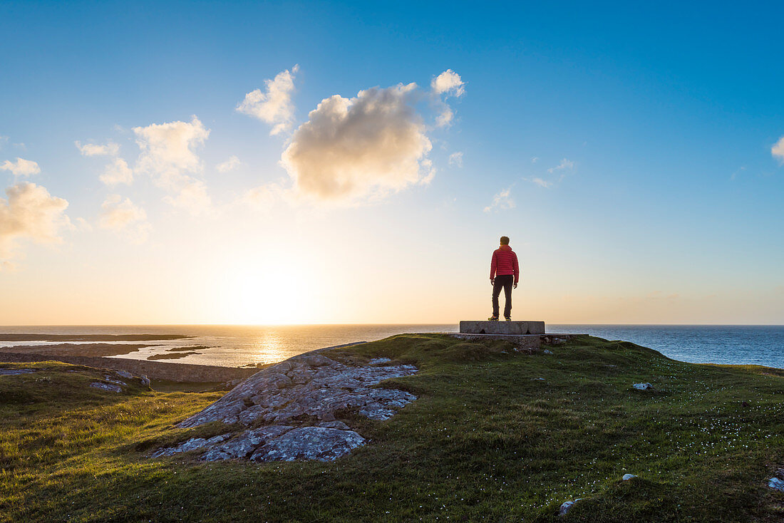 Mann beim Sonnenuntergang, Fanad Head, Grafschaft Donegal, Provinz Ulster, Irland, Europa