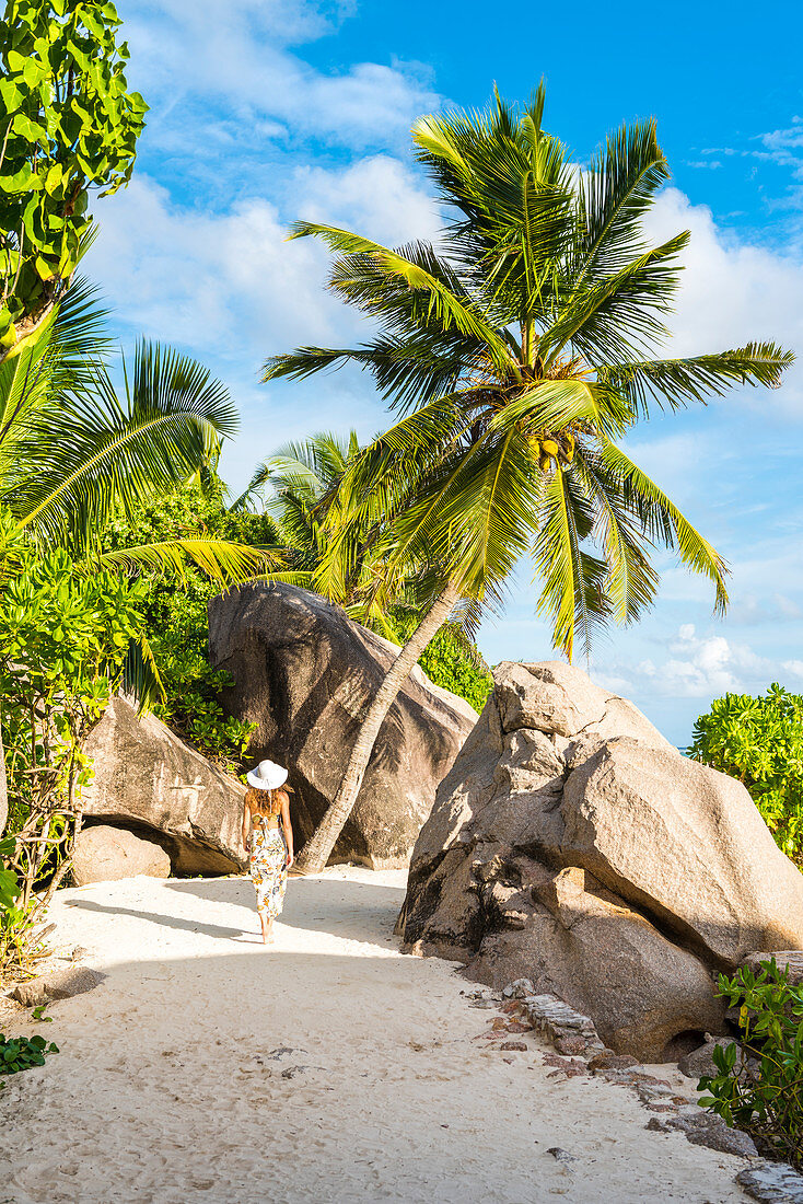 Frau auf dem Weg nahe Anse Source d'Argent, La Digue, Seychellen, Afrika