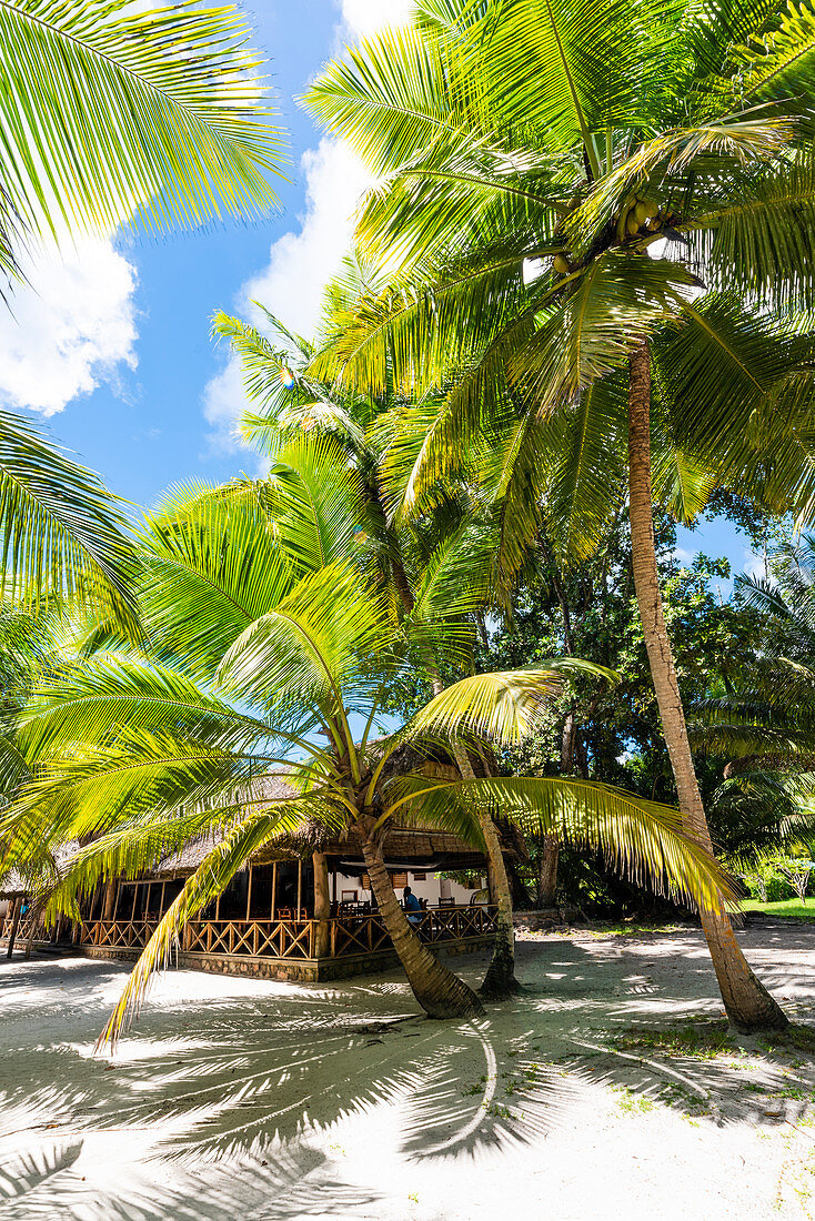 Das Restaurant am Strand von Anse Lazio. Praslin Insel, Seychellen, Afrika