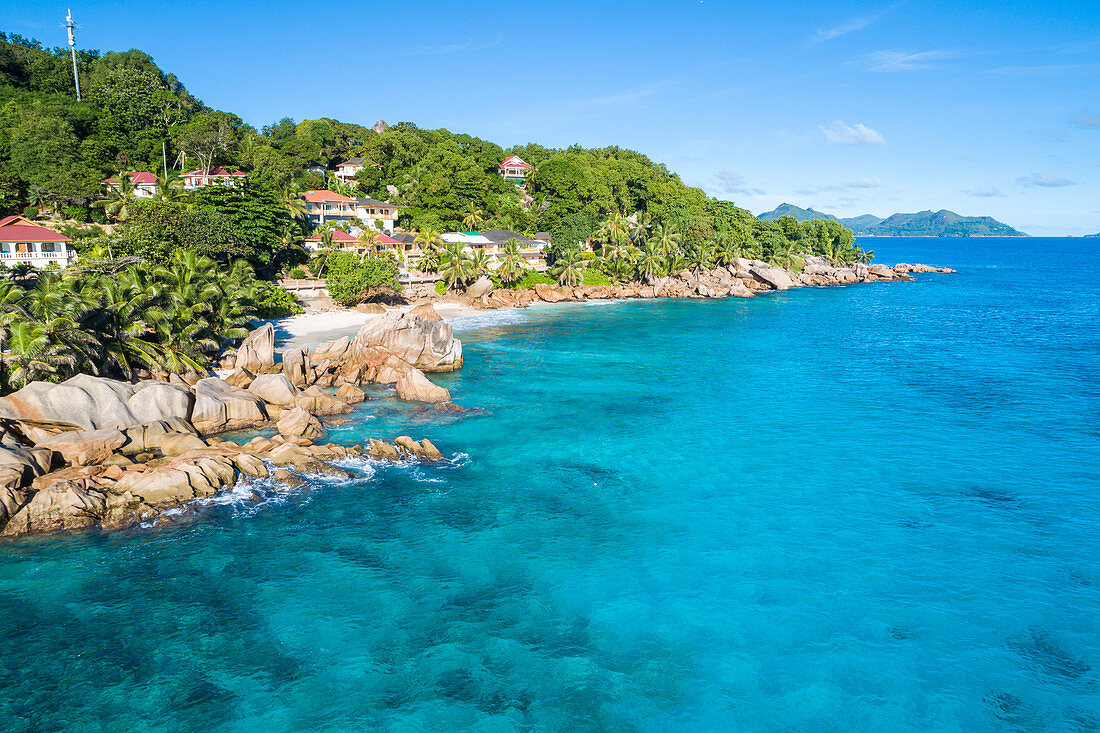 Luftaufnahme von Anse Patates und Patatran Dorf. La Digue Insel, Seychellen, Afrika