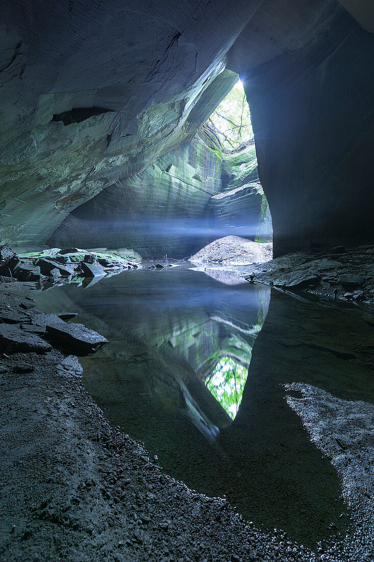 Höhle des Molera-Steins, Valle Del Lanza, Provinz Malnate, Varese, Lombardei, Italien, Europa