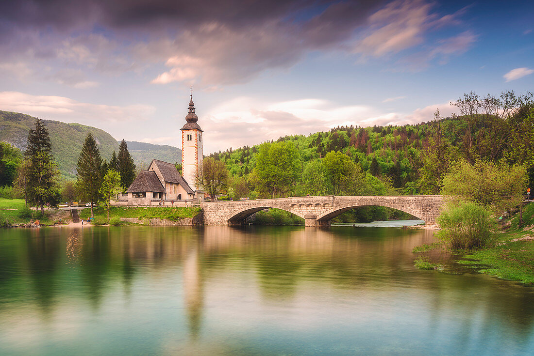 Kirche von St. Johann Babtist und die Steinbrücke am Bohinjer See. Bohinj See, Slowenien, Europa