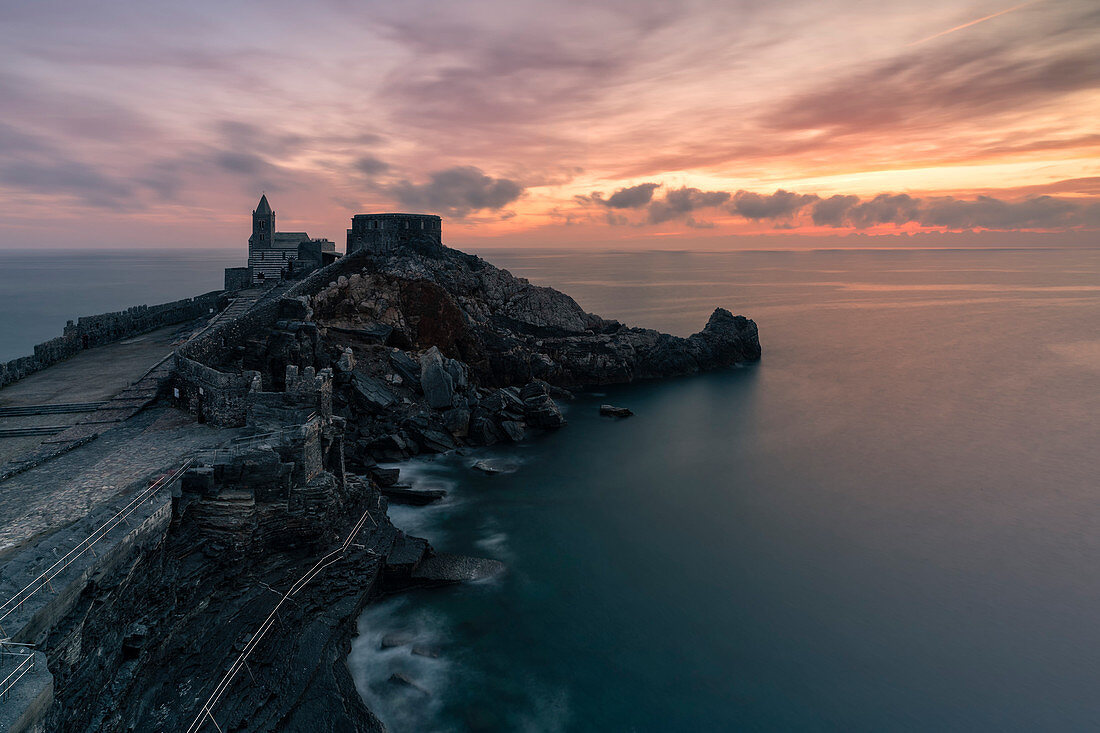 Magischer Wintersonnenuntergang bei San Pietro Church, Gemeinde Porto Venere, Provinz La Spezia, Distrikt Ligurien, Italien, Europa