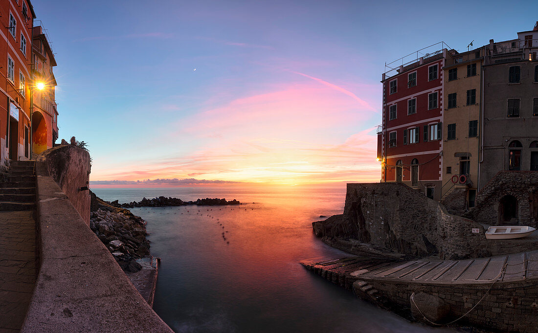 Panoramablick von Riomaggiore-Hafen bei Wintersonnenuntergang, Stadtbezirk von Riomaggiore, Cinque Terre, La Spezia-Provinz, Ligury, Italien, Europa