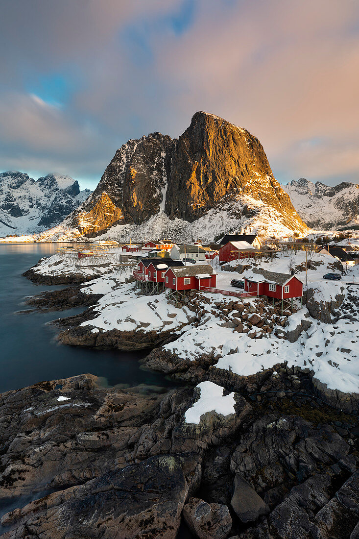 Schönes und ikonenhaftes Hamnoy-Dorf bei Sonnenaufgang am Wintertag, Lofoten-Inseln, Nord-Norwegen, Europa