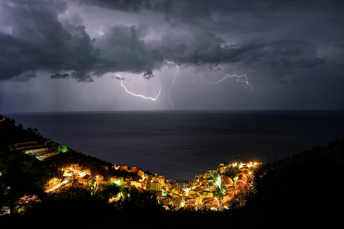 Blitz über Riomaggiore in der Sommernacht, Nationalpark 5 Terre, Gemeinde Riomaggiore, Provinz La Spezia, Bezirk Ligurien, Italien, Europa