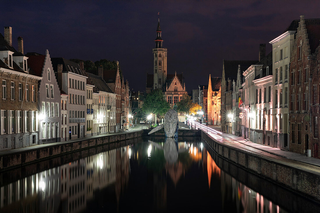 Nachtansicht des Stadtzentrums, Stadtbezirk von Brügge, Westflandern, Belgien, Europa