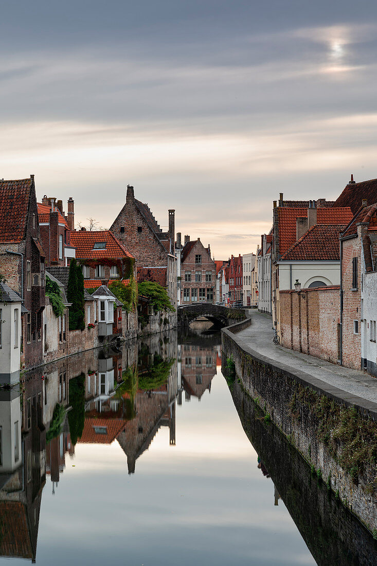 Blick auf das Stadtzentrum in der Abenddämmerung, Gemeinde Brügge, Westflandern, Belgien, Europa