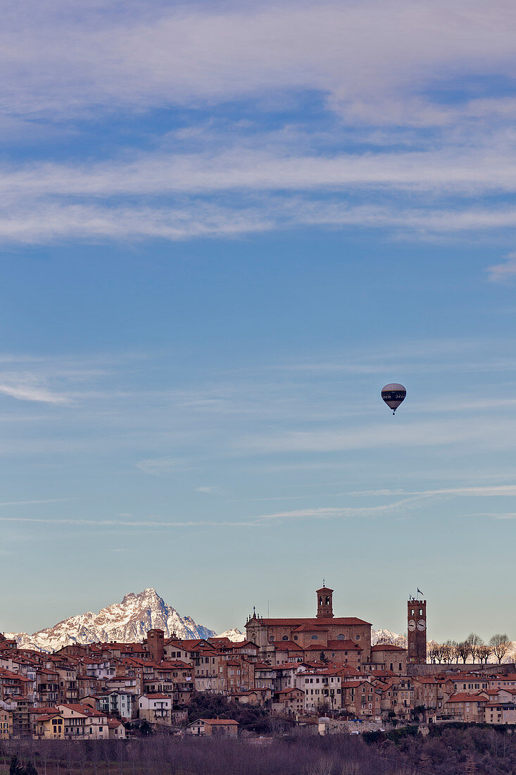 Monregalese, Distrikt Cuneo, Mondovi, Piemont, Italien.Internationales Ballontreffen der Dreikönige mit Mondov?