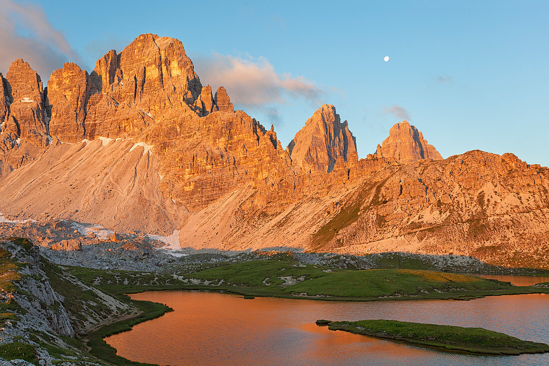 Morgendämmerung am See Piani mit Berg Paterno, Dolomiten, Toblach, Südtirol, Bozen, Italien