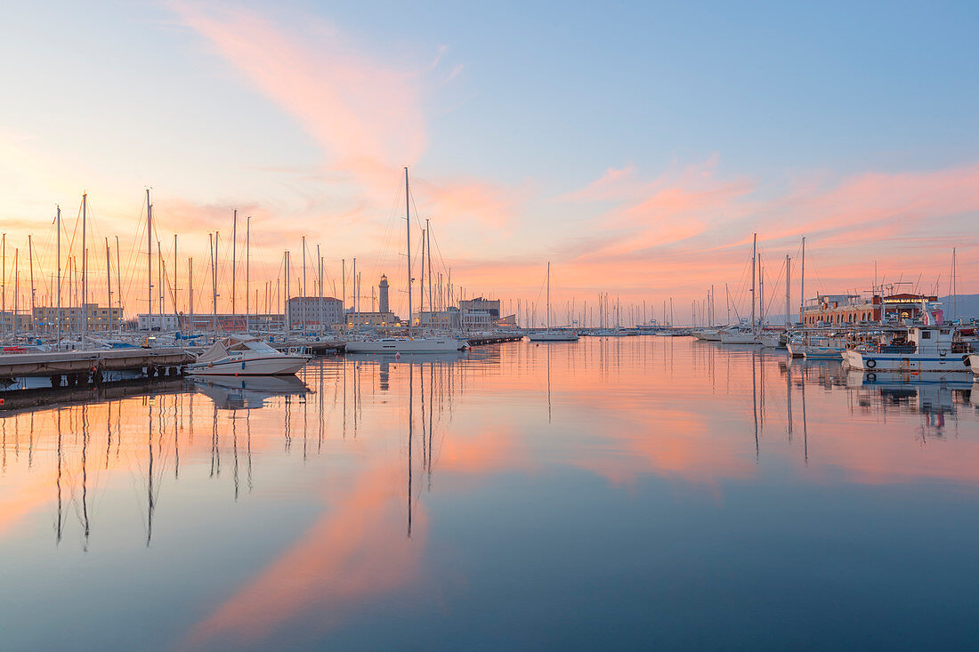 Sonnenuntergang am Hafen von Triest. Triest, Friaul-Julisch Venetien, Italien