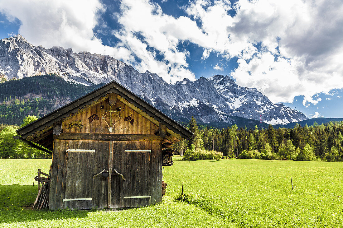 Blick von einer Hütte am Alpenrand auf die Zugspitze, Garmisch-Partenkirchen, Bayern, Deutschland
