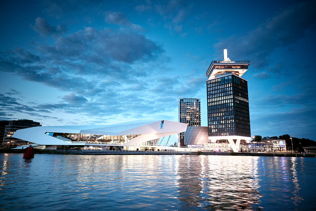 Blick über die Ij auf das Eye Filmmuseum, Amsterdam, Niederlande