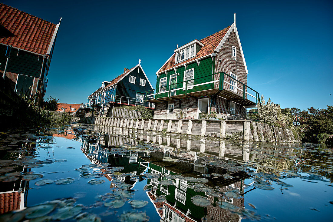 Typische Häuser am Hafen der Insel Marken, Nordholland, Niederlande