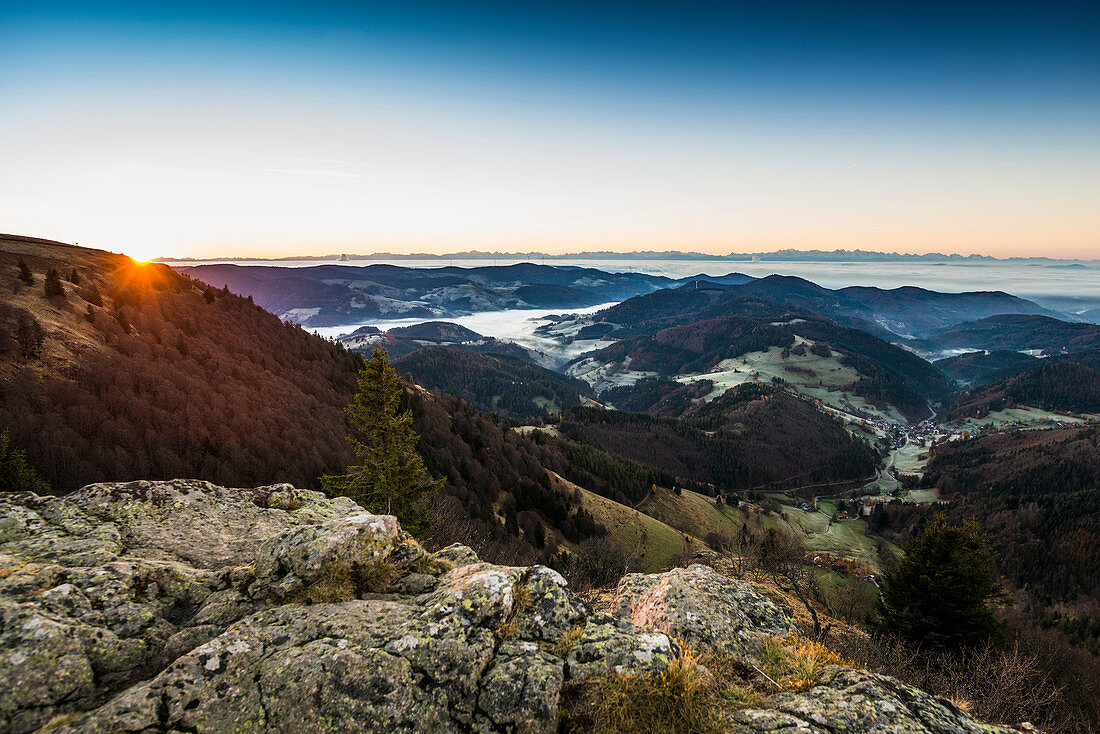 Täler mit Morgennebel im Herbst und Sonnenaufgang, Ausblick vom Belchen, Neuenweg, Schwarzwald, Baden-Württemberg, Deutschland