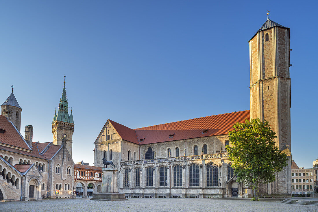 Burg Dankwardrode, Rathausturm und Dom St. Blasii am Burgplatz in Braunschweig, Niedersachsen, Norddeutschland