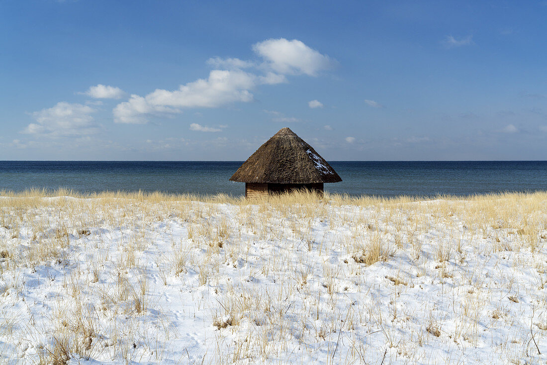 Beach in the Baltic Sea resort Wustrow in winter, Fischland-Darß-Zingst, Baltic Sea coast, Mecklenburg-Vorpommern, Northern Germany