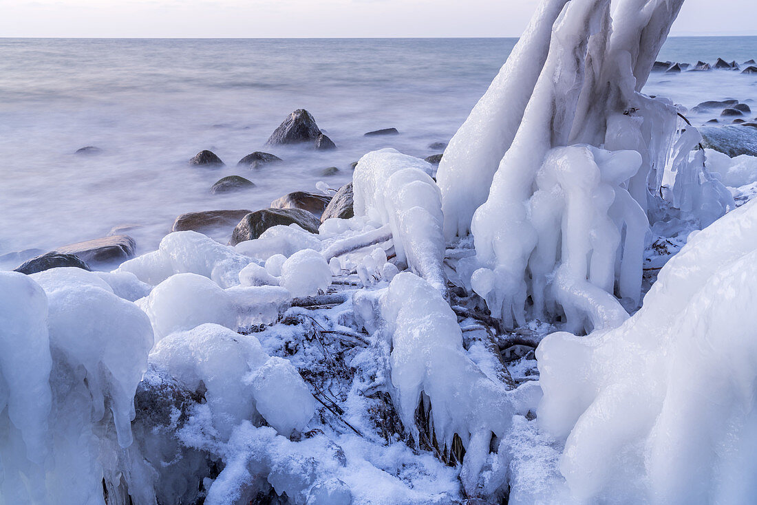 Eisige Küste im Winter am Fuße der Kreideküste bei Sassnitz, Halbinsel Jasmund, Insel Rügen, Mecklenburg-Vorpommern, Norddeutschland