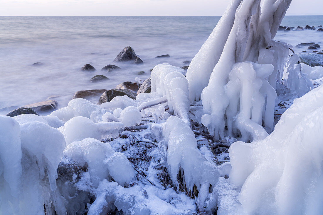 Icy coast in winter at the foot of the chalk coast near Sassnitz, Jasmund Peninsula, Rügen Island, Mecklenburg-Vorpommern, Northern Germany