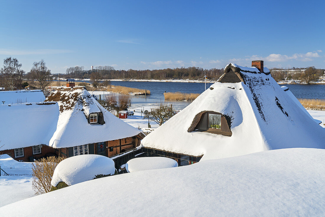 Blick über das Fischerdorf Gothmund im Winter, Ostseeküste, Schleswig-Holstein, Norddeutschland