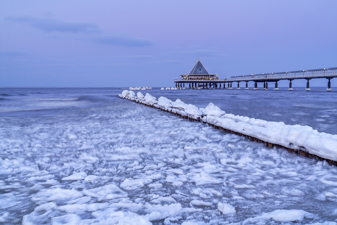 Eisige Buhne mit Seebrücke im Ostseebad Heringsdorf, Insel Usedom, Ostseeküste, Mecklenburg-Vorpommern, Norddeutschland